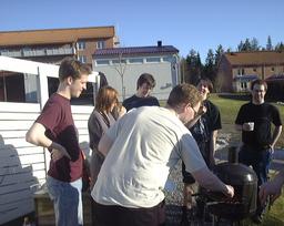 DSC01342 - Androman, Fravak, Maswan och Nikke studerar Sarigs (galningen med grilltång i högsta hugg) grillkunskaper medan Dak vänder på sina korvar.
